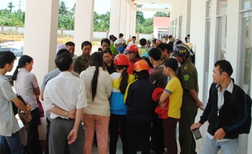 Bé trai tử vong sau tiêm vắc xin, người nhà vây bệnh viện