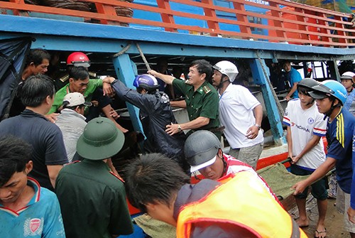 Biên phòng tìm kiếm 4 ngư dân bị nạn thâu đêm