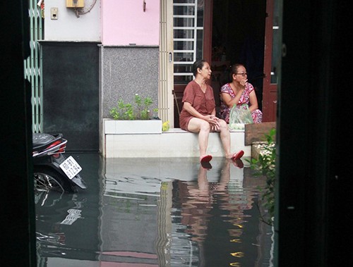Mưa ngớt, TP.HCM còn ngập nước