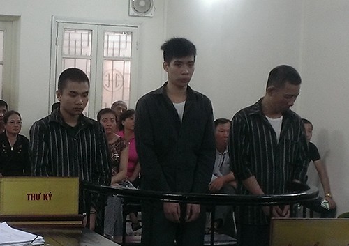 Bị làm phiền khi ăn cơm, gọi con về chém người
