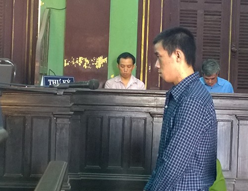 Bị đòi 45.000 đồng, con nợ chém hai vợ chồng chủ quán
