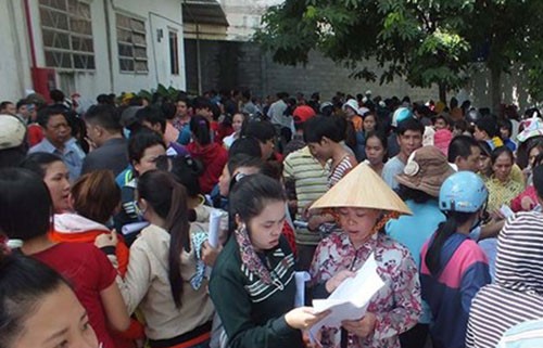 Ứng lương cho hơn 1.000 lao động mất việc ở Hóc Môn