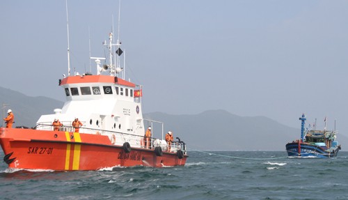 Tàu SAR27-01 kéo tàu bị nạn cùng 12 thuyền viên vào bờ