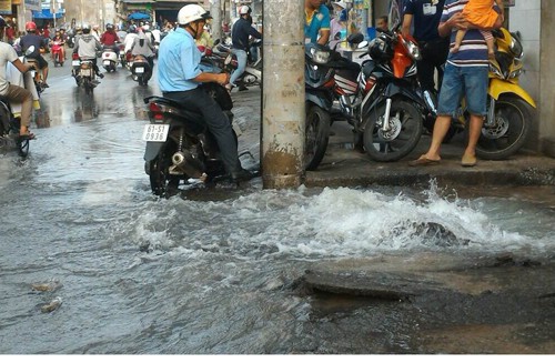 Nước máy phun ngập đường phố