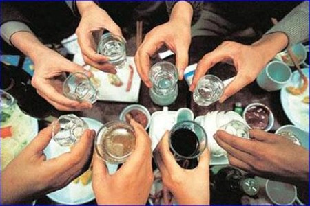Nam thanh niên nhậu say đá vào mặt phó công an xã