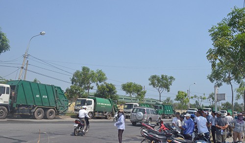 Dân rào chắn, hàng loạt xe chở rác nằm đường