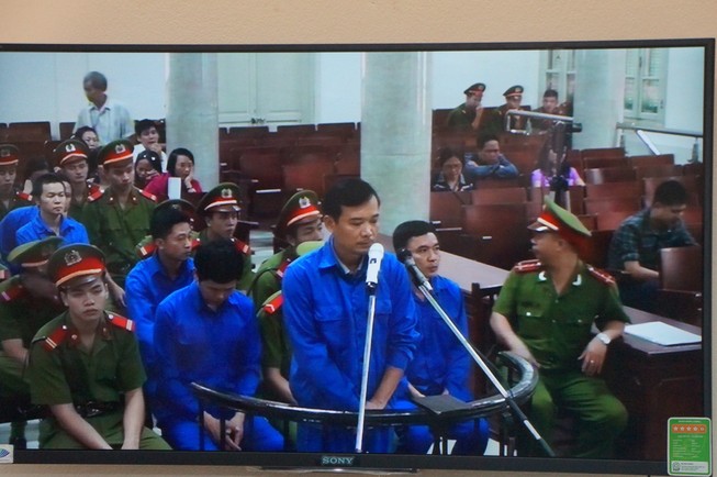 Vụ hối lộ đường sắt: Nhiều bị cáo ‘phản pháo’ việc nhận tiền