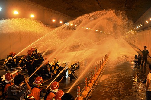 Hàng trăm người diễn tập chữa cháy đường hầm sông Sài Gòn