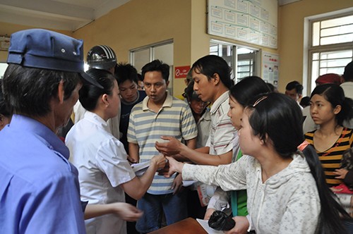 Bác sĩ các trạm y tế ít thời gian để khám, chữa bệnh