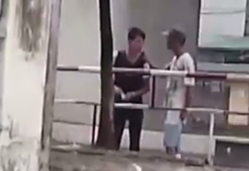 Công an tạm giữ nghi phạm trấn lột tiền bị camera ghi hình