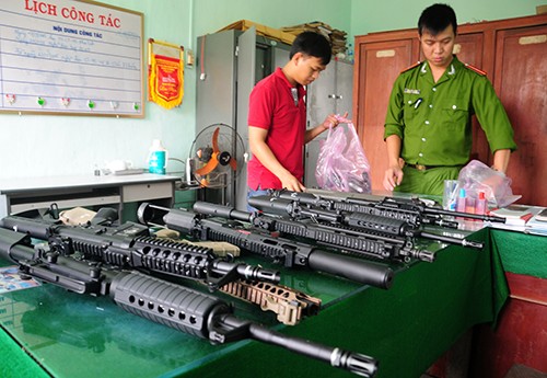 Xe khách chở 18 khẩu súng và 22 hộp tiếp đạn