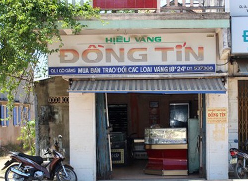 Xông vào đập bể tủ kiếng cướp tiệm vàng
