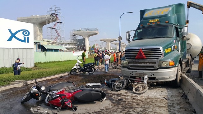 Ô tô đâm hàng loạt xe máy, cửa ngõ Sài Gòn kẹt cứng