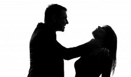 Rút dao đâm chết vợ trước sân tòa