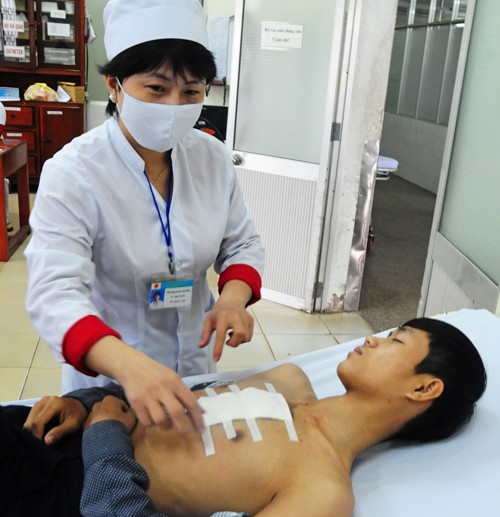 Pháo hoa bắn trúng, nhiều người bỏng mắt