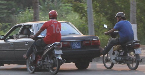 Ô tô biển xanh ‘nhờ’ hai xe máy đẩy chạy trên quốc lộ