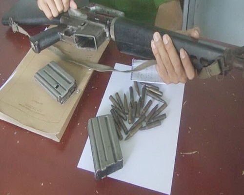 Ôm khẩu M16 dọa bắn dân phòng