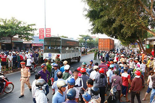 Thai phụ bị xe container cuốn vào gầm