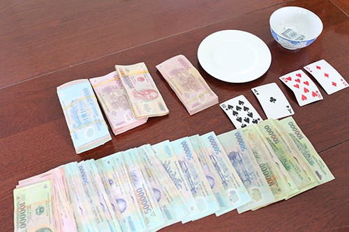 Sòng bạc 17 người trong quán cà phê ở Bình Dương