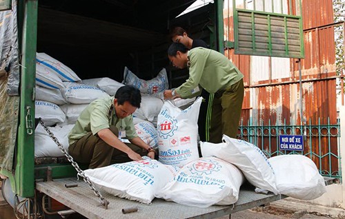 Cả trăm điện thoại lậu bị bắt giữ trên xe tải