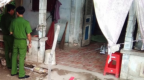 Lẻn vào nhà tưới dầu đốt công an viên