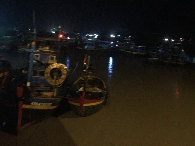 Nóng: Hàng chục tàu thuyền bất ngờ bị lũ cuốn ra biển