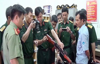 3 bao tải cùng 5 thùng vũ khí quân dụng trên xe khách