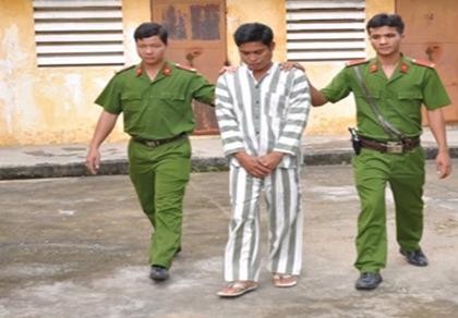 Tống tiền người phụ nữ “ăn vụng” bằng ảnh ái ân