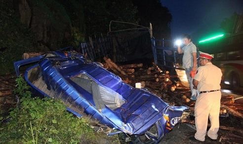 Đâm vào vách núi đèo Bảo Lộc, xe tải gãy đôi