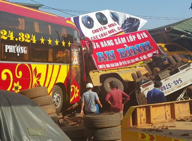 Đang kéo xe khách, ô tô cứu hộ tông sập nhà dân