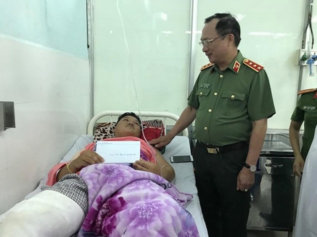 Thứ trưởng công an thăm 2 cảnh sát PCCC bị thương