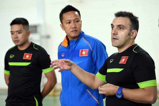 Lao vào giá lạnh tìm vé dự VCK World Cup