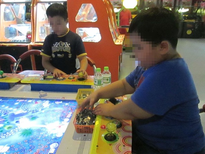 Trẻ 'đốt tiền' chơi game bắn cá