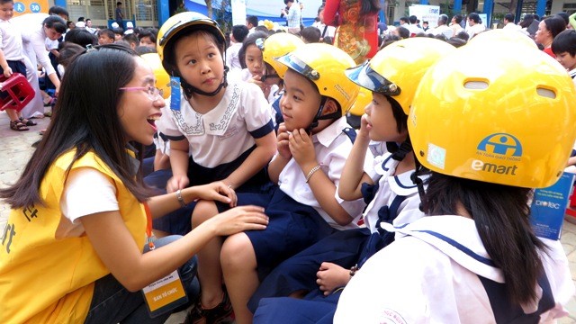 “Đội mũ cho con – Trọn tình cha mẹ”