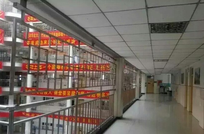 Gắn rào sắt để ngăn học sinh tự tử trước kỳ thi đại học