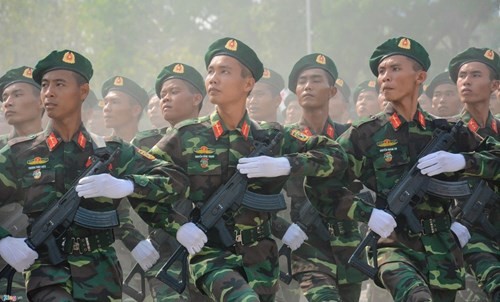 Quân đội Việt Nam diễu binh với súng trường tự chế tạo