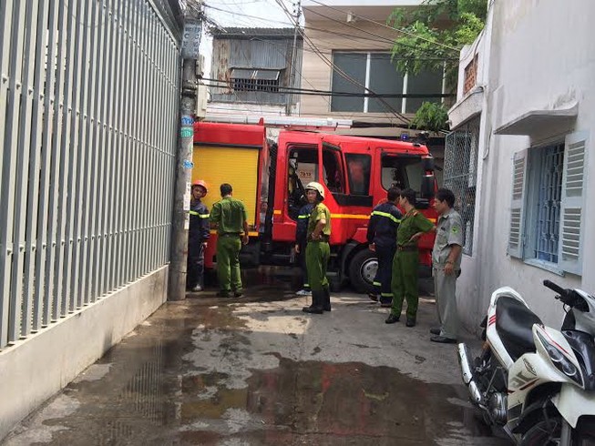 Bé 8 tuổi khóc thét trong căn nhà khóa trái cửa đang cháy