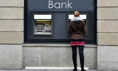 Một tỷ USD bốc hơi khỏi ngân hàng trong 3 ngày