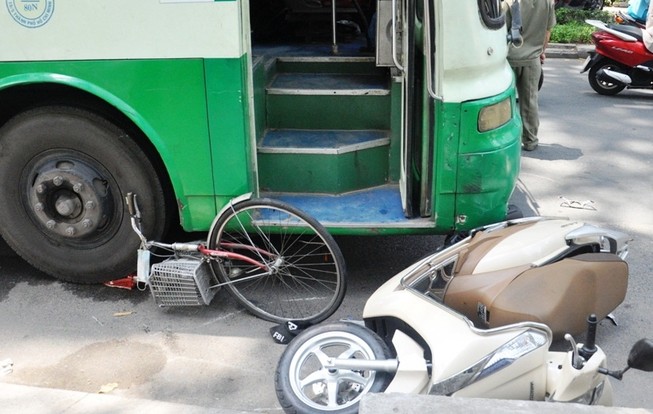 Hàng chục người đẩy xe buýt cứu người phụ nữ bị kẹt dưới gầm