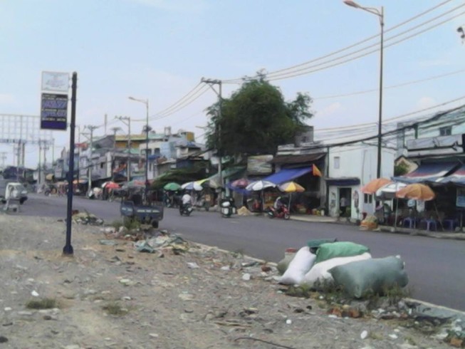 Không có thùng rác, trạm xe buýt “như bãi chiến trường”