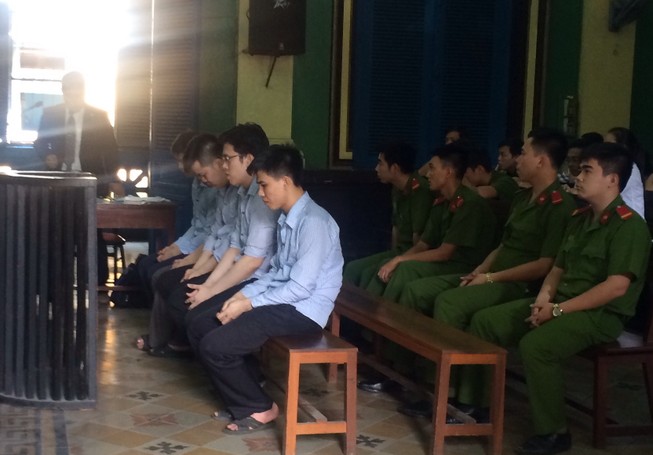 Quản lý, tổ trưởng và nhân viên lập đường dây trộm linh kiện công ty