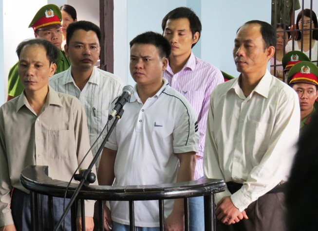 Truy tố nguyên trưởng Công an huyện và ba thuộc cấp ăn chặn trầm kỳ
