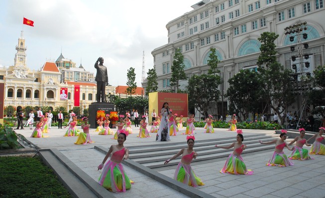 “Bác như đã trở về, mừng vui vẫy chào Nhân dân thành phố“
