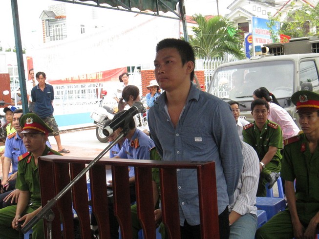 ‘Bị cáo uống rượu nhiều quá không nhớ đã đánh cảnh sát bao nhiêu cái’
