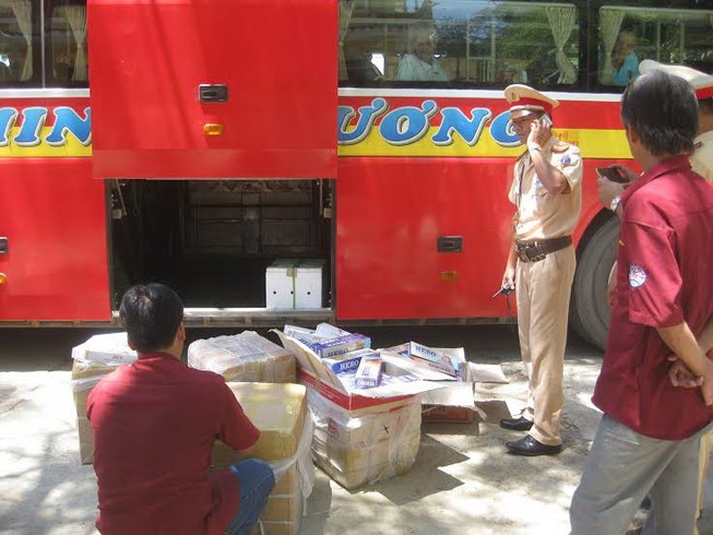 Bắt giữ xe khách hàng ngàn gói thuốc lá nhập lậu