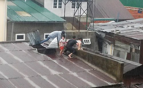 Bơi qua dòng lũ nhiễm điện cứu 3 mẹ con kẹt trong nhà sập
