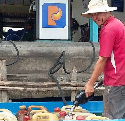 Giữ giá xăng, giảm giá dầu