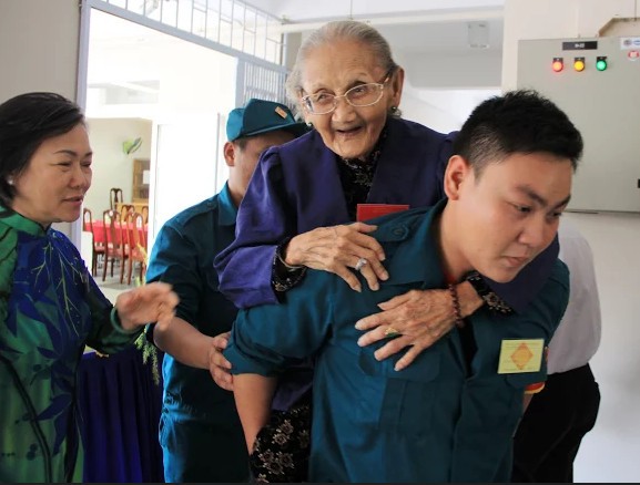 Xúc động hình ảnh cụ già 95 tuổi đi dự đại hội Đảng