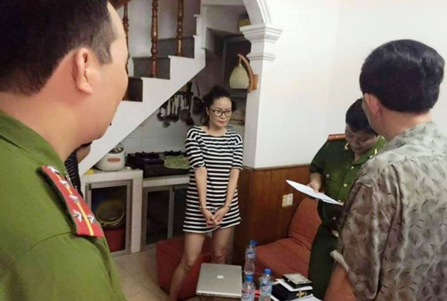Bắt 'Thánh Cô Cô Bóc' gây náo loạn showbiz Việt