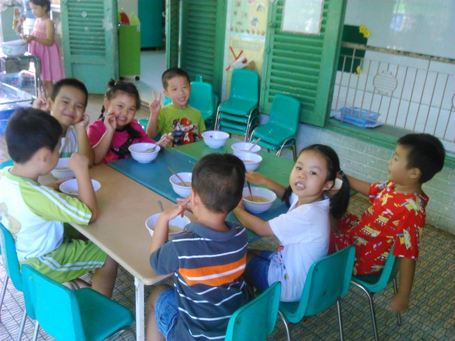 Dạy nấu ăn cho trẻ con nhưng thực hành món ăn của … người lớn!